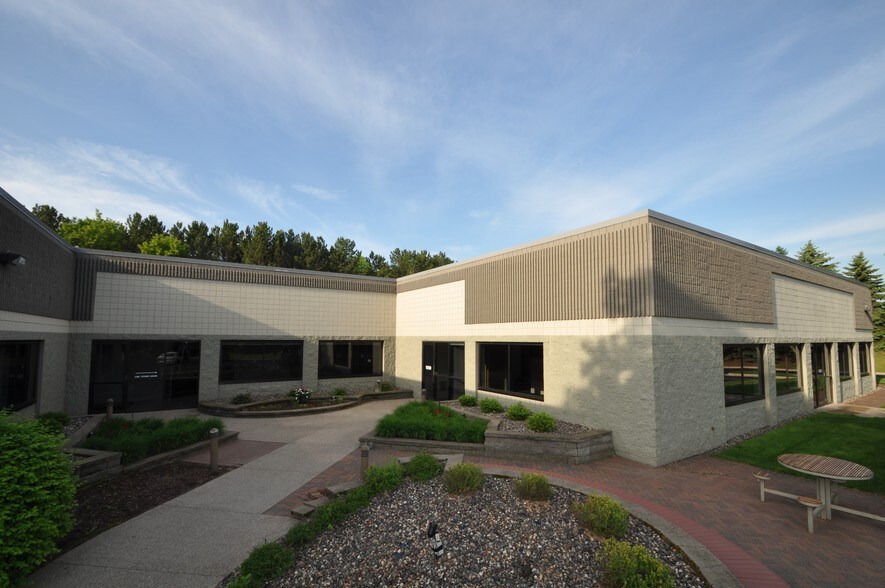 More Photos Of 15151-15161 Technology Dr, Eden Prairie Showroom For Lease