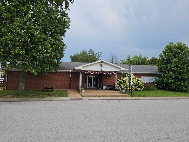 Primary Photo Of 108 E Madison St, Kirklin Storefront For Sale