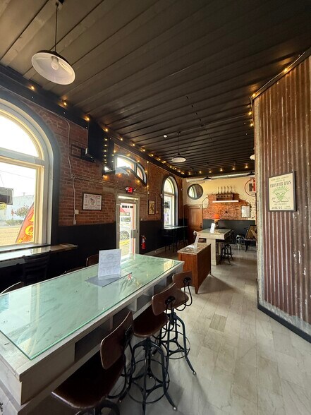 More Photos Of 200 W Main St, Marietta Storefront Retail Residential For Sale