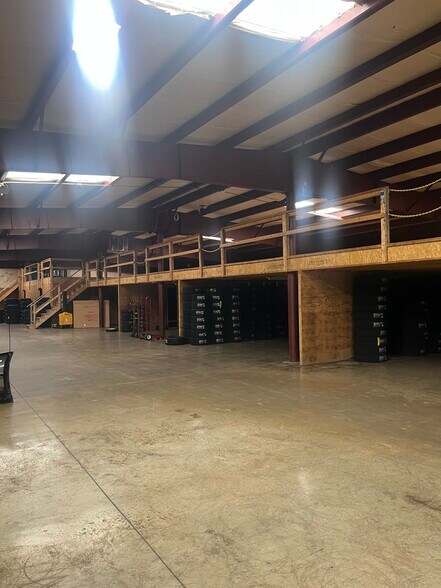 More Photos Of 386 Hill St, Biddeford Warehouse For Sale