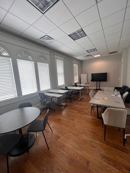 More Photos Of 933 Studewood St, Houston Office For Lease