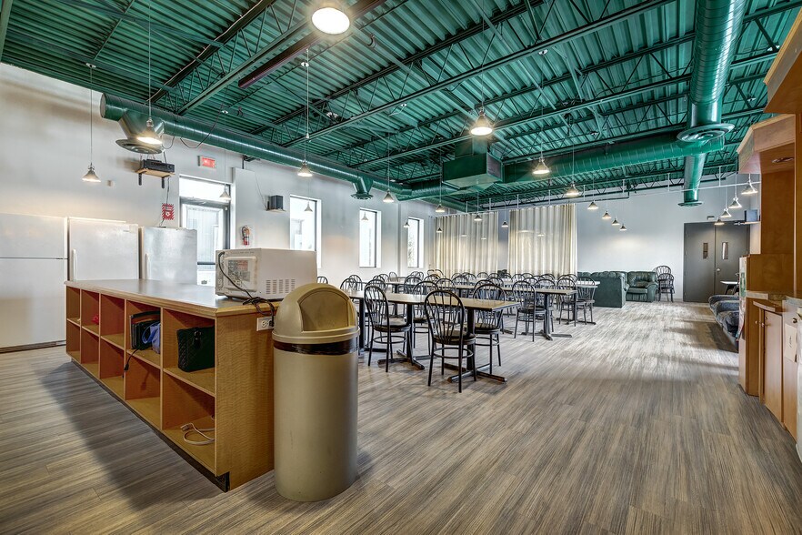 More Photos Of 3885 Boul Industriel, Laval Flex For Lease