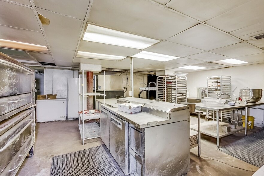 More Photos Of 1970 N Lincoln Ave, Chicago Storefront Retail Residential For Lease