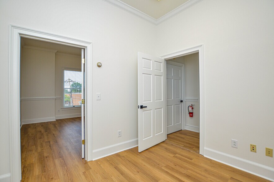 More Photos Of 21000 Torrence Chapel Rd, Cornelius Office Residential For Lease