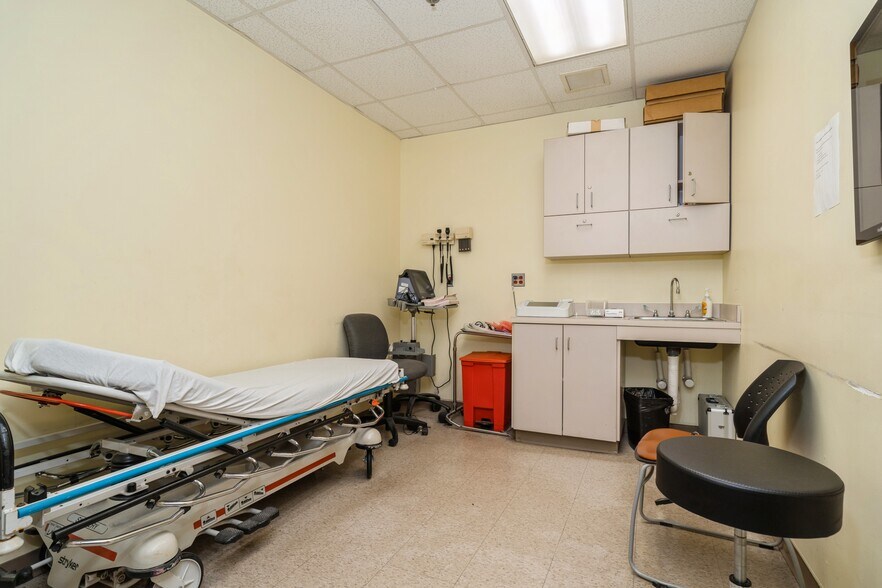 More Photos Of 680 Broadway, Paterson Hospital For Lease
