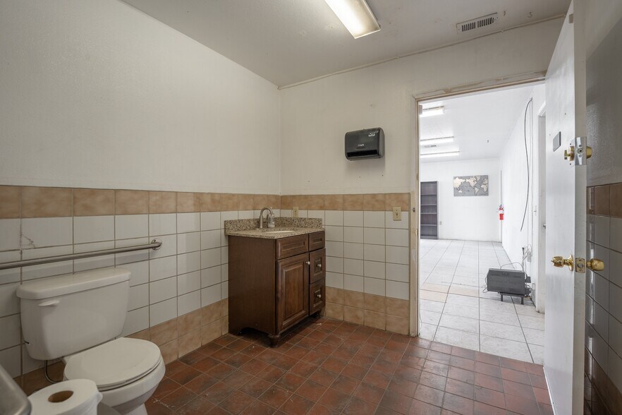 More Photos Of 39360 3rd St E, Palmdale Warehouse For Lease