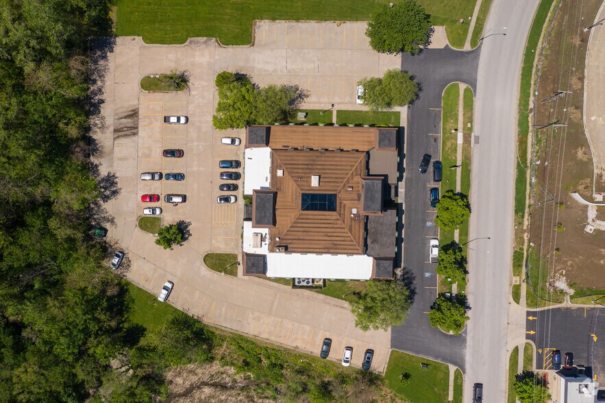 More Photos Of 7211 NW 83rd St, Kansas City Medical For Sale