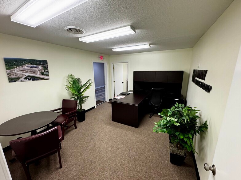 More Photos Of 1170 W Kansas St, Liberty Unknown For Lease