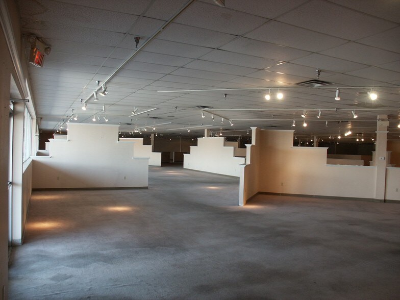 More Photos Of 3515-3559 W Northern Ave, Phoenix General Retail For Lease