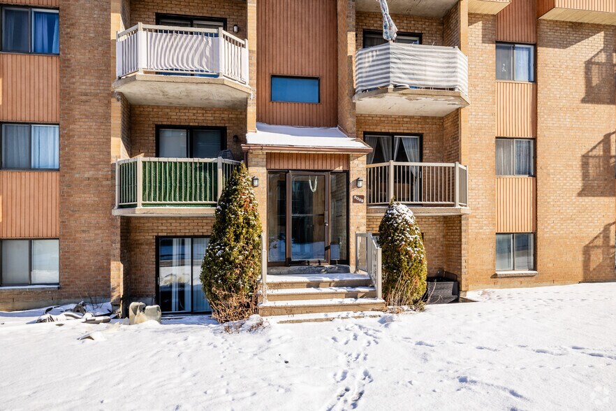More Photos Of 3002-3004 Boul Tessier, Laval Apartments For Sale