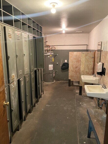 More Photos Of 795 9th St NW, Salem Manufacturing For Lease