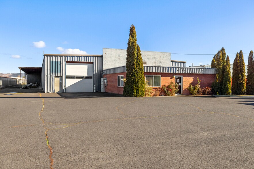 More Photos Of 3735 Washburn Way, Klamath Falls Warehouse For Lease