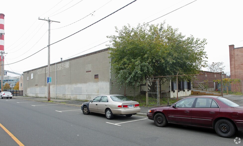 More Photos Of 461 Broad St, Bridgeport Warehouse For Lease