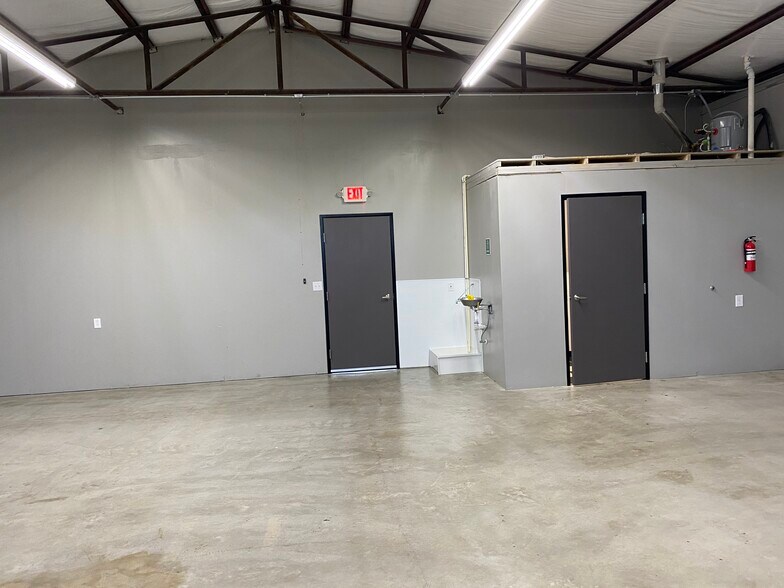 More Photos Of 316 W University Dr, McKinney Flex For Lease