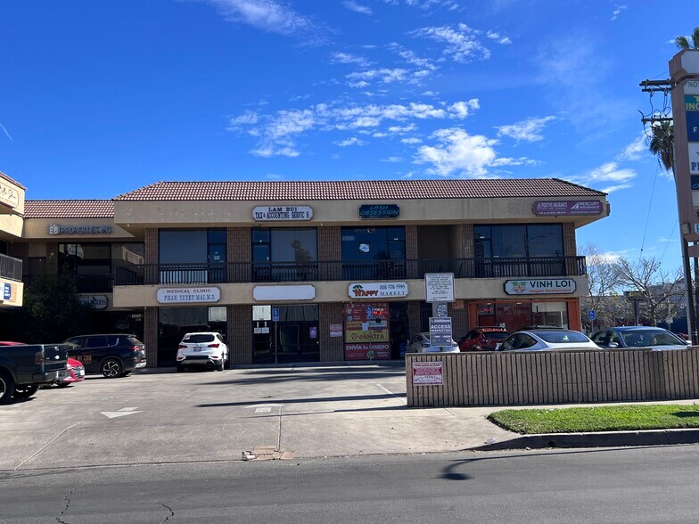 More Photos Of 18625 Sherman Way, Reseda Office For Lease