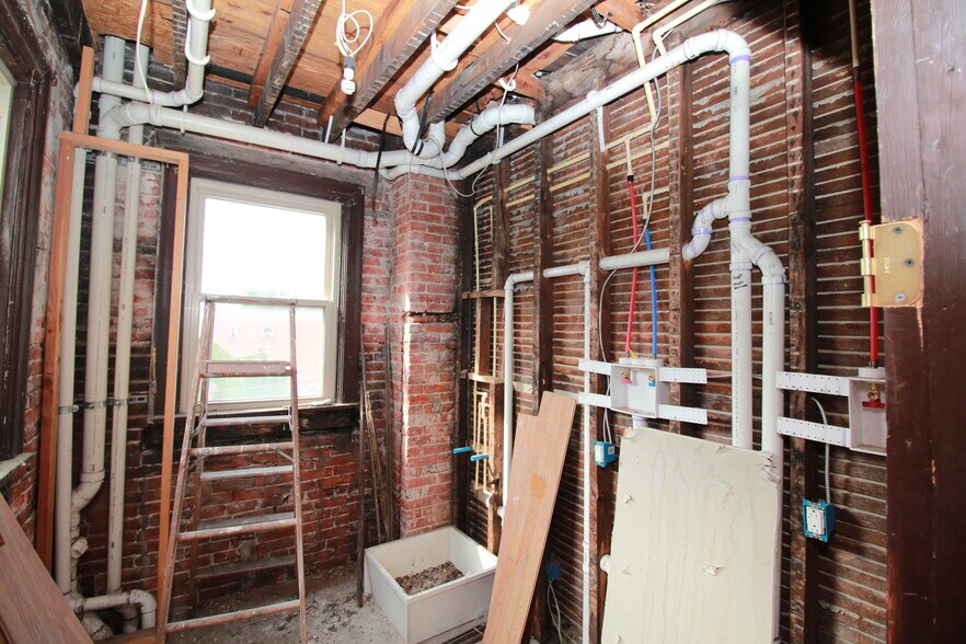 More Photos Of 900 Island Ave, McKees Rocks General Retail For Sale