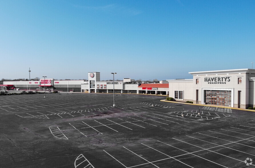 More Photos Of 8310-8410 Castleton Corner Dr, Indianapolis Storefront For Lease