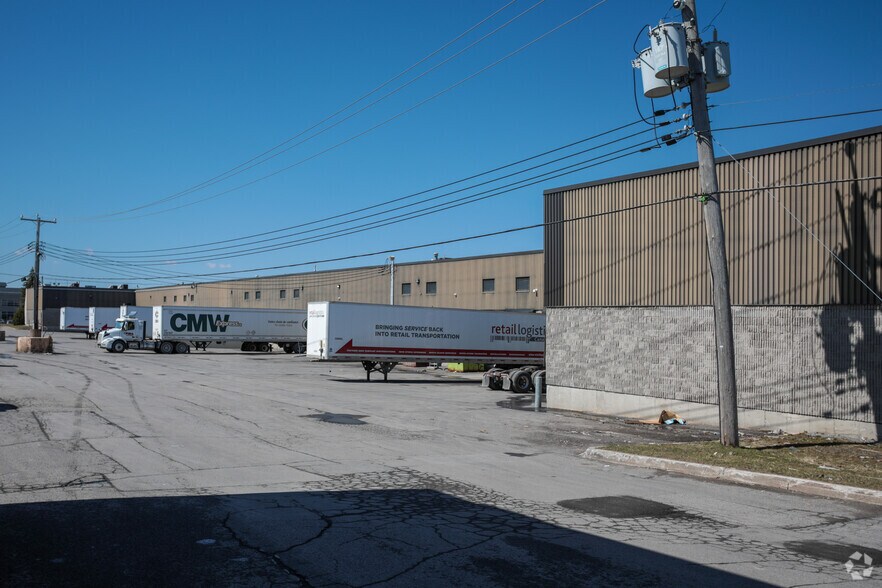 More Photos Of 3145-3185 Rue Joseph-Dubreuil, Montréal Distribution For Lease