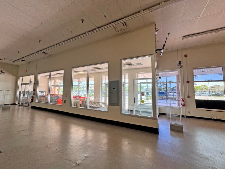 More Photos Of 4429 Cleveland Ave, Fort Myers Unknown For Lease