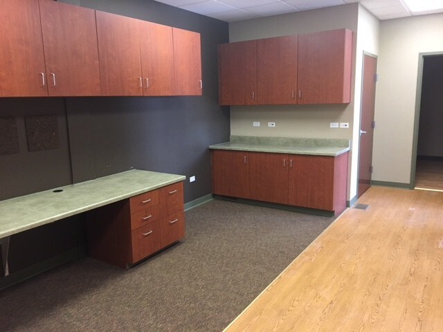 More Photos Of 820 E Terra Cotta Ave, Crystal Lake Office For Sale