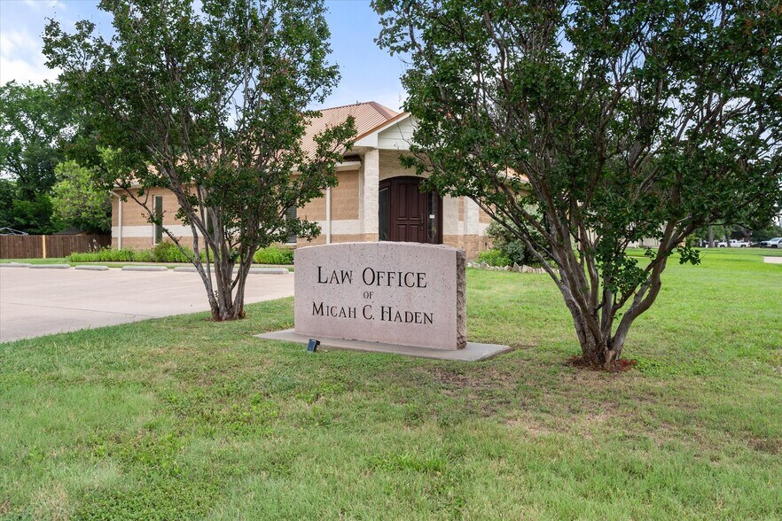 More Photos Of 2220 W 2nd Ave, Corsicana Office For Sale
