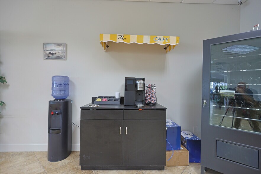 More Photos Of 705 N New Warrington Rd, Pensacola Auto Repair For Lease