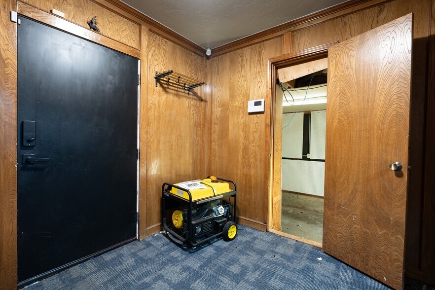 More Photos Of 3501 N Rockwell Ave, Bethany Office For Sale