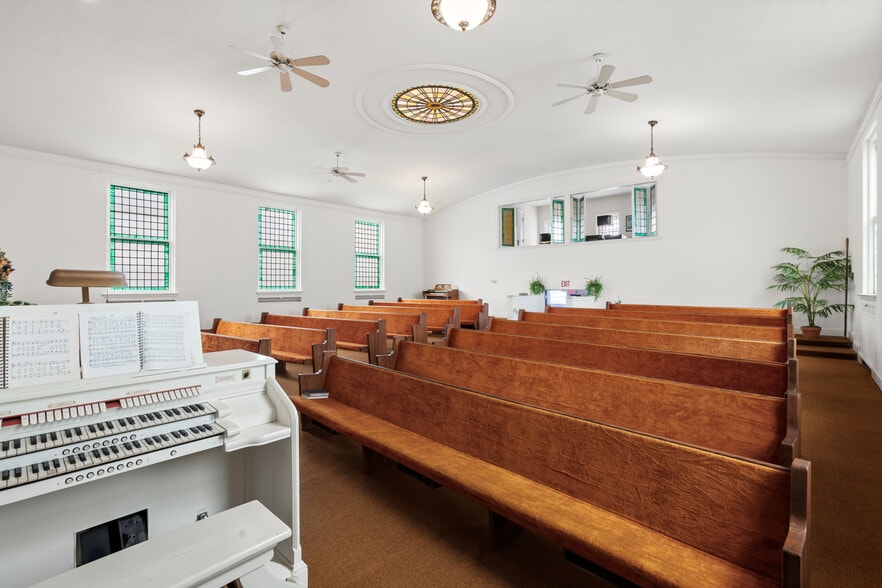 More Photos Of 71 S Washington St, Oxford Religious Facility For Sale