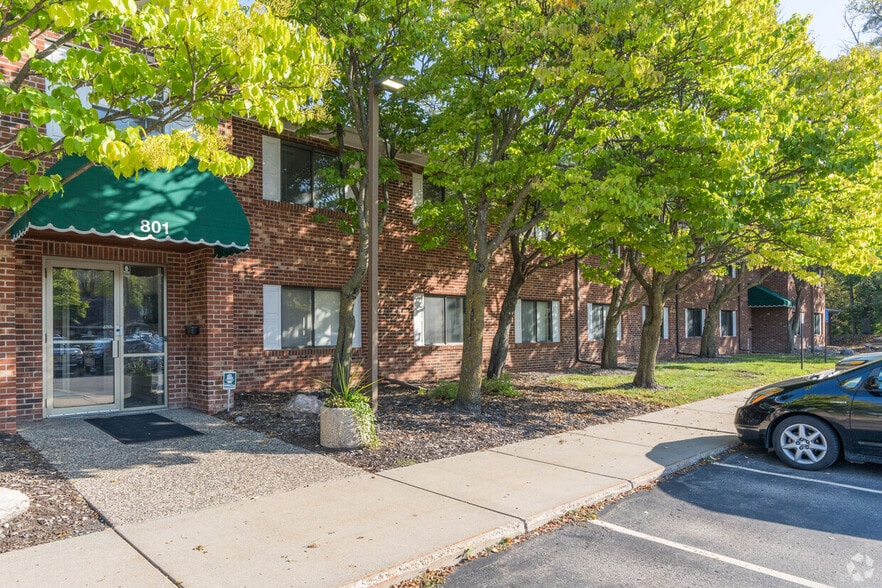 More Photos Of 600 Twelve Oaks Center Dr, Wayzata Unknown For Lease