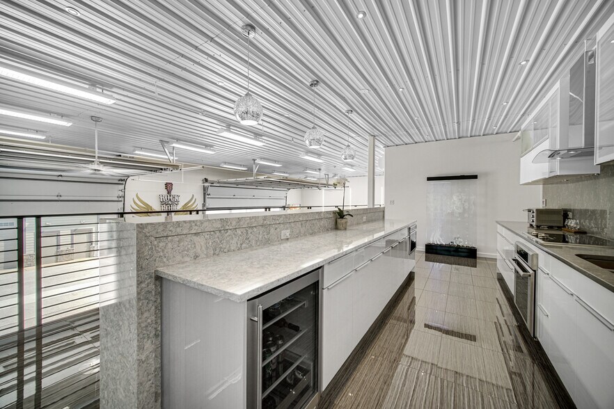 More Photos Of 2108-2260 Ferry Rd, Naperville Showroom For Sale