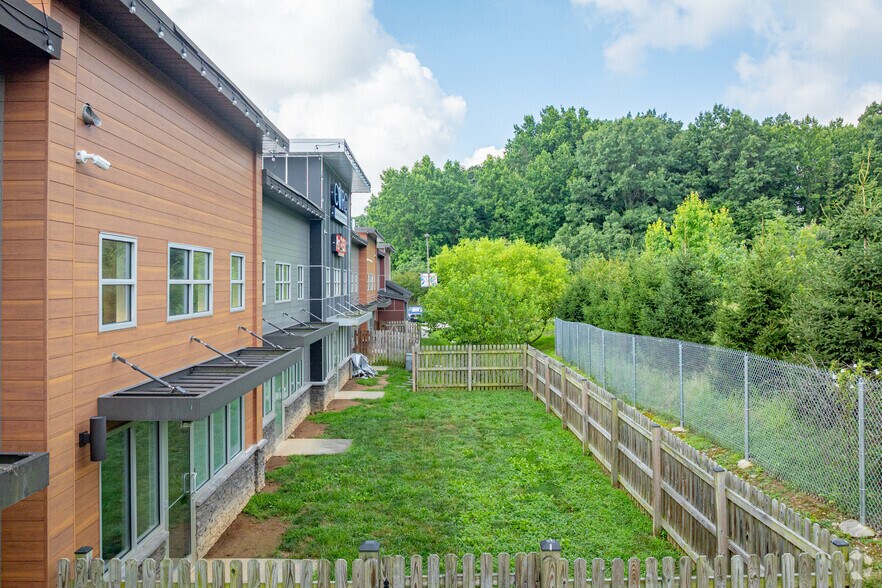 More Photos Of 10000 Old Columbia Rd, Columbia Storefront For Lease