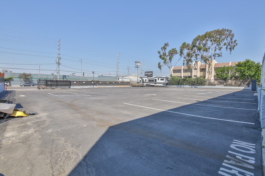 More Photos Of 9130 Glenoaks Blvd, Sun Valley Manufacturing For Lease