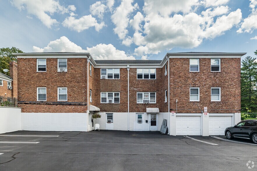 More Photos Of 26 Linden St, Great Neck Apartments For Sale