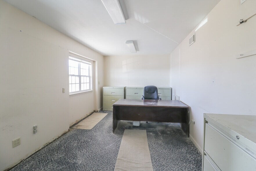 More Photos Of 1292 SW 125th Rd, Holden Light Manufacturing For Sale