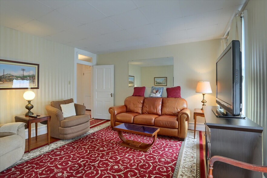 More Photos Of 3 S Market St, Shamokin Flex For Sale