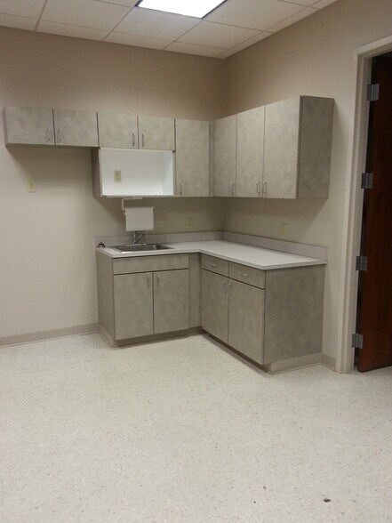 More Photos Of 5170 Charlestown Rd, New Albany Storefront Retail Office For Lease