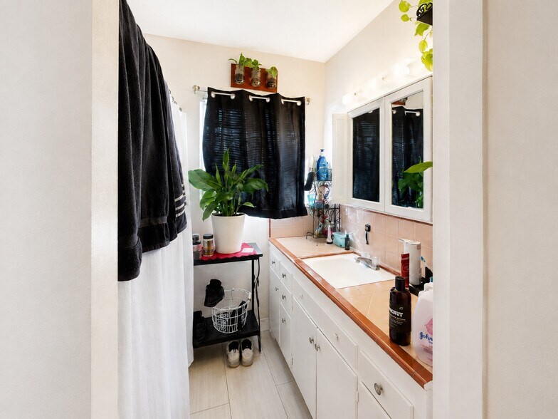 More Photos Of 5642 Lexington Ave, Los Angeles Apartments For Sale
