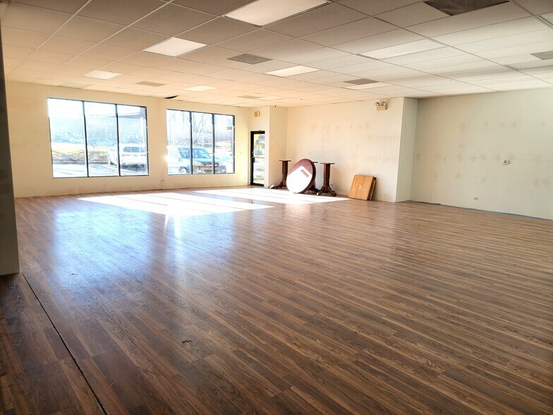 More Photos Of 410-416 W Higgins Rd, Schaumburg Storefront Retail Office For Lease
