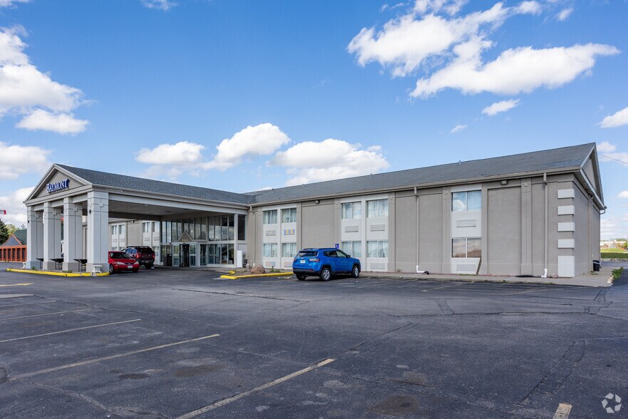 More Photos Of 4685 NE 14th St, Des Moines Hotel For Sale