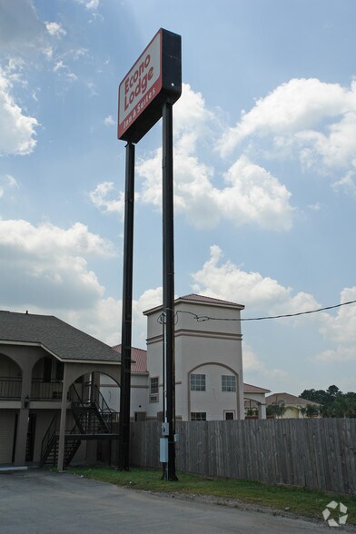 More Photos Of 2111 NW Evangeline Trwy, Lafayette Hotel For Sale