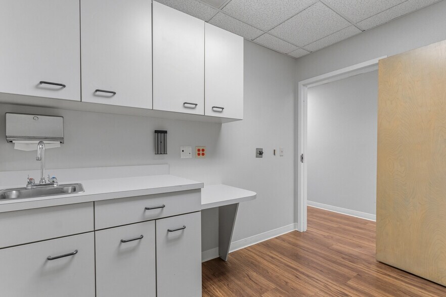 More Photos Of 320 Phillips St, North Kingstown Medical For Sale