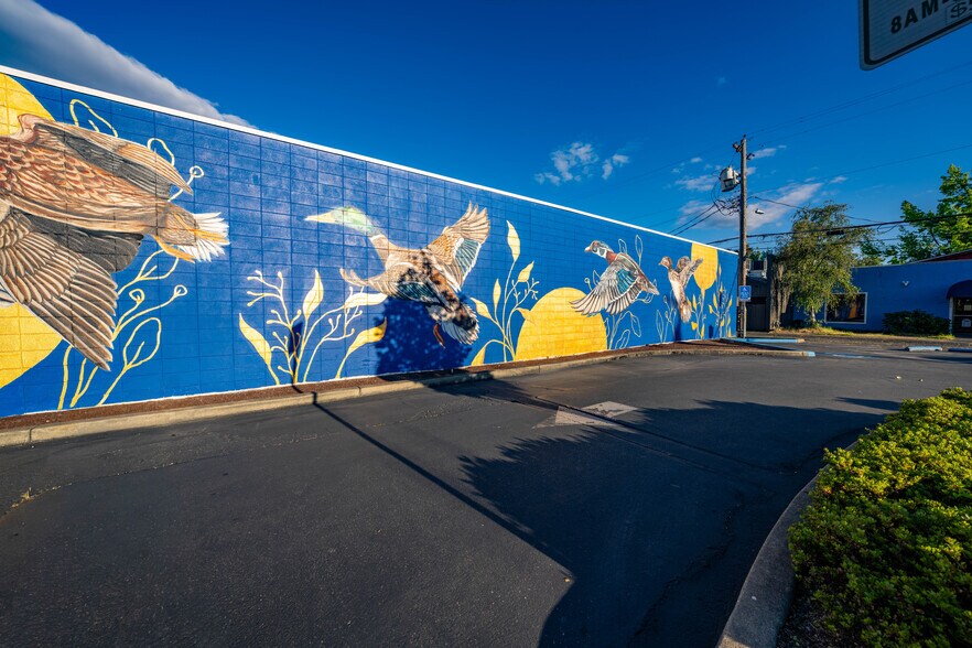 More Photos Of 239 SE G St, Grants Pass General Retail For Sale