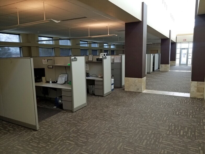 More Photos Of 2571 S Hemlock Rd, Green Bay Office For Sale