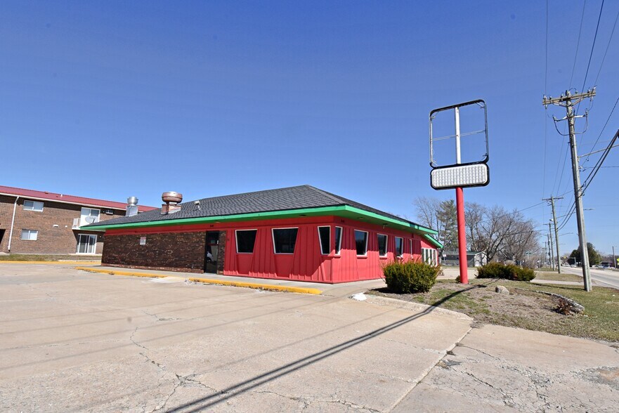 Primary Photo Of 1640 1st St W, Independence Freestanding For Sale