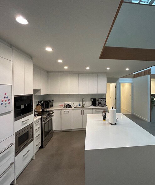 More Photos Of 325 W 4th Ave, Vancouver Light Manufacturing For Lease