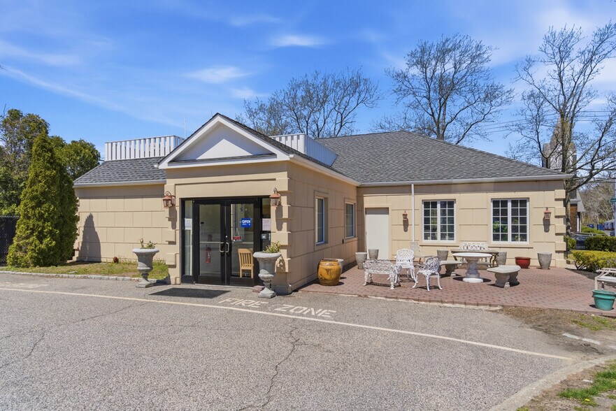 More Photos Of 131 W Montauk Hwy, Hampton Bays Restaurant For Sale