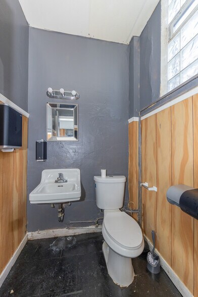 More Photos Of 2078-2080 S Taylor Rd, Cleveland Storefront For Sale