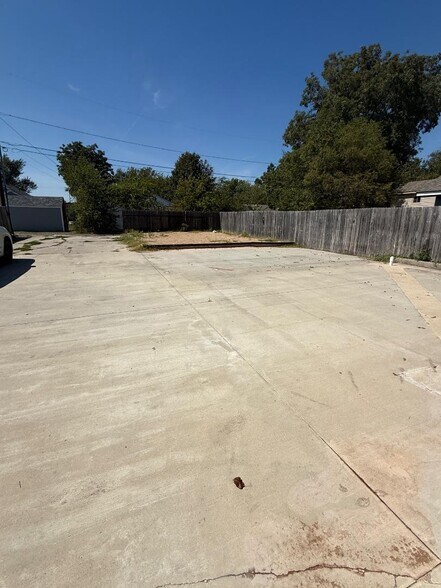 More Photos Of 210 N Flood Ave, Norman Office For Lease