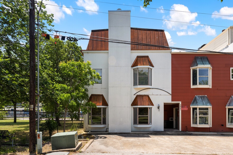 More Photos Of 4823 Broadway St, Addison Storefront Retail Office For Sale