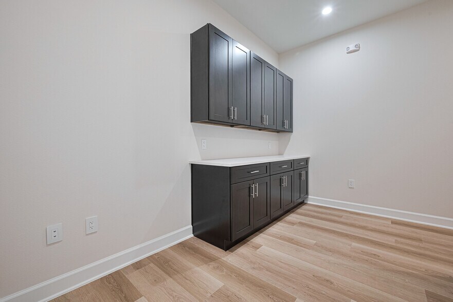 More Photos Of 1325 Main St, Katy Office Residential For Lease